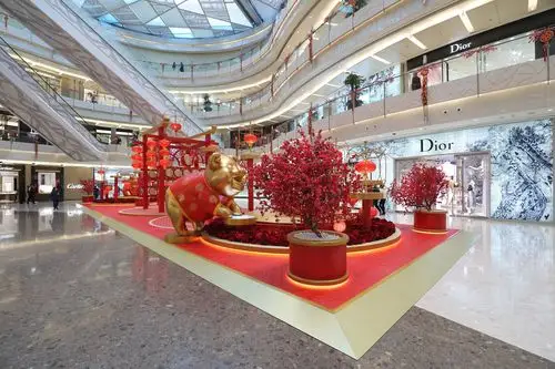 上海ifc商场历时数月精心构思设计,将金猪融入新年艺术装饰中,在商场