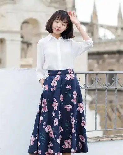 白衬衫搭配花色大摆裙,气场十足