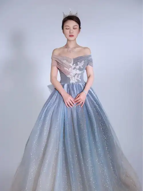 蓝色的齐地婚纱