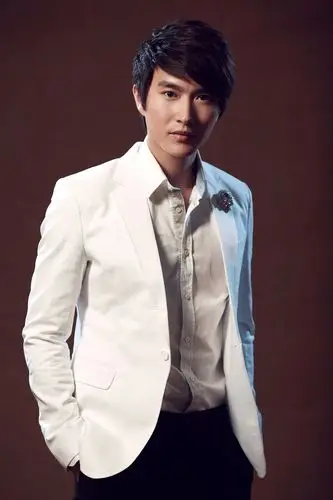 陆昱霖最新写真曝光 气质儒雅展熟男魅力