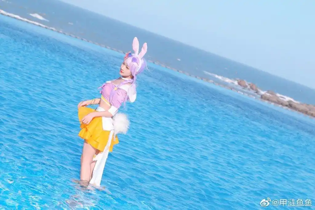 清纯女玩家cos公孙离绝妙夏日色调配泳装比海更深比天更蓝