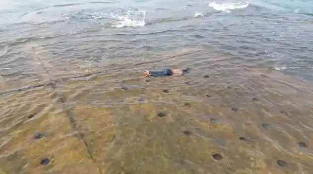 大连海边一20多岁小伙溺亡上身赤裸身体僵硬