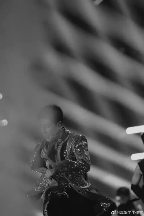 新鲜的彩排图就在今晚19:30高瀚宇超话还有老板的新发型,新舞台,新年