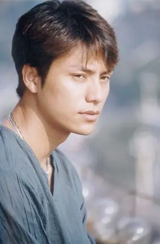 陈坤15年前照片曝光,戴耳环项链帅气十足