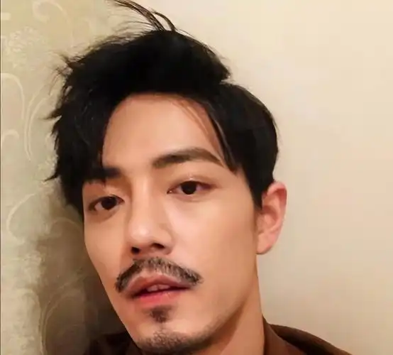 男星留胡子堪比"整容",金世佳太完美,肖战像换了张脸