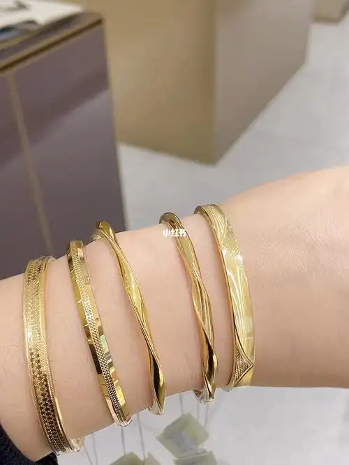 周大福足金手镯