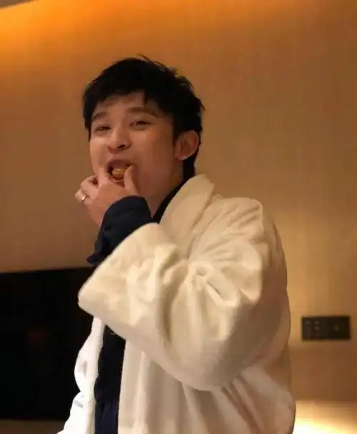 不是丑照就是黑照董子健的小助理在被辞退的边缘游走