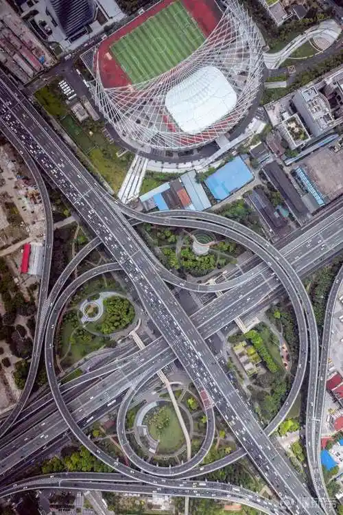 位于上海中环共和新路立交桥与静安体育中心67