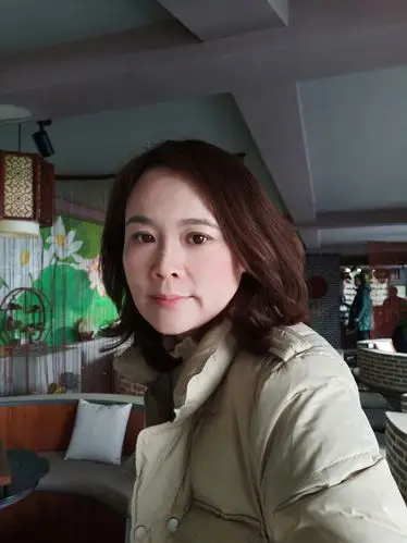 我在下面来张自拍,结果发现躲不开的是妈妈身影.