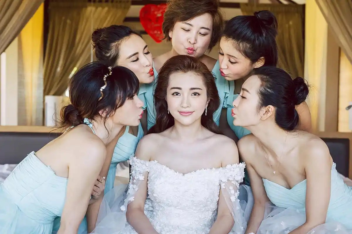 女明星伴娘服你更喜欢哪一套?李小冉/唐艺昕/张歆艺/包文婧/陈妍希.