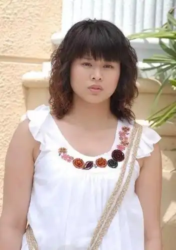 40岁胡杏儿2胎后更娇俏,素颜出镜显年轻,谁能想到曾胖至140斤?