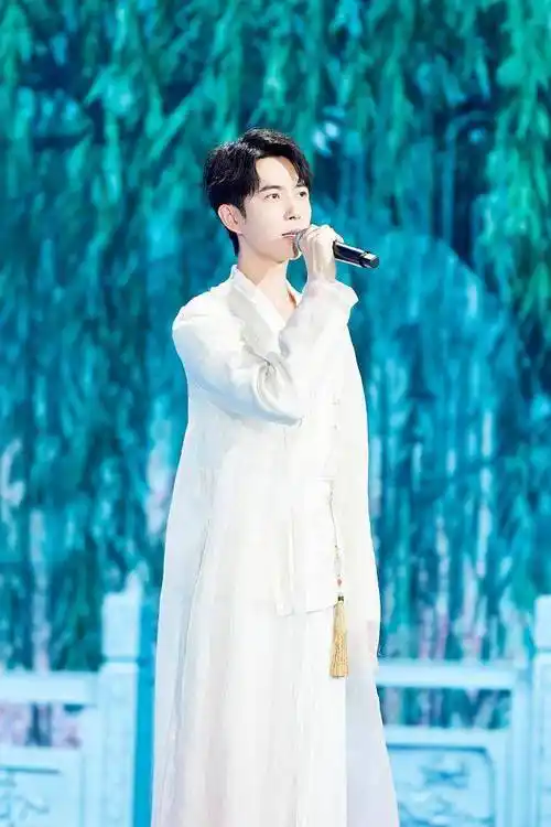 于朦胧亮相央视清明节目古韵新声着长衫登台演唱望江南