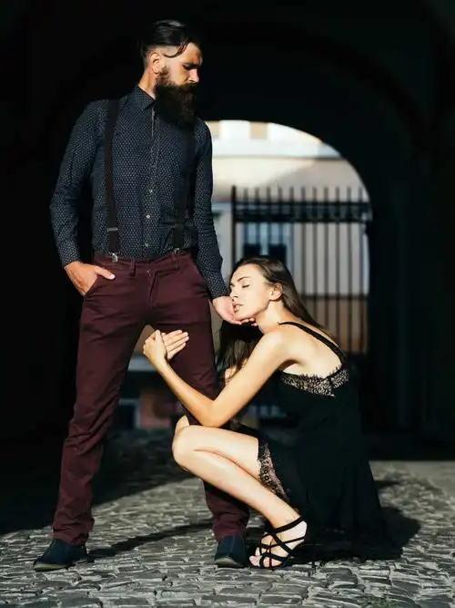 镜头下摆着姿势的时尚外国情侣模特