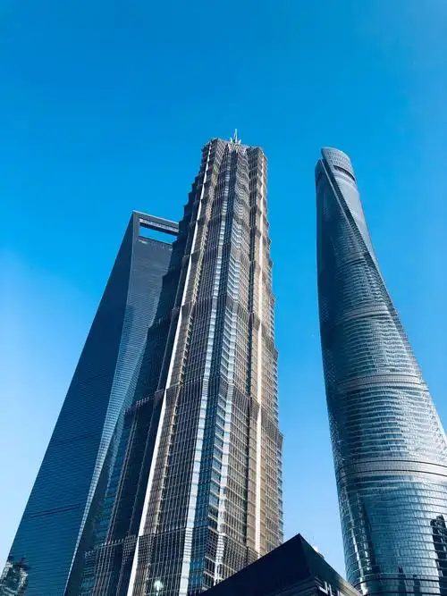 陆家嘴的三座标杆矗立在蓝天