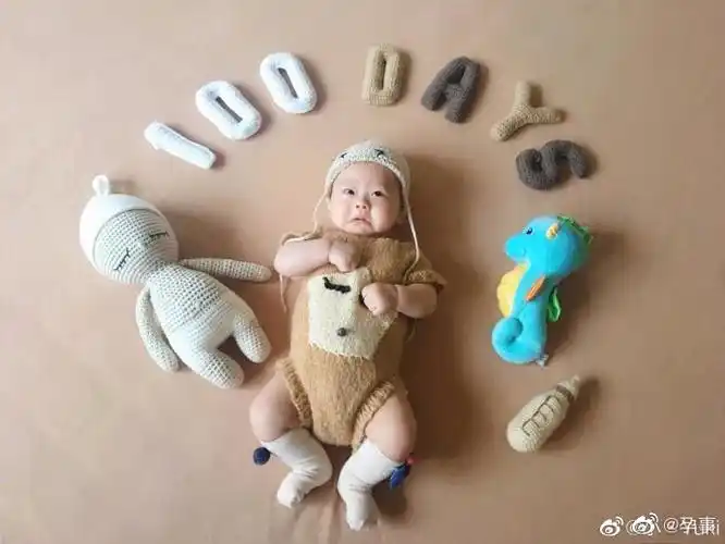 宝宝100天,留下这特别的一刻~~妈妈自己在家给我拍的百日照