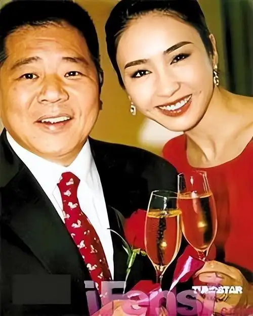 回顾赵敏黎姿37岁嫁残疾丈夫41岁生三胎如今她怎样了