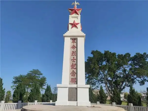 时空跨越73载龙海革命烈士纪念碑迎来第一个烈士亲属家庭祭扫