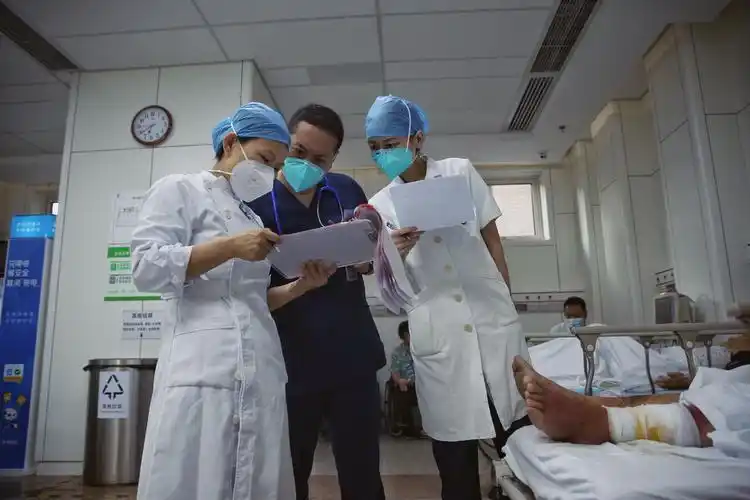 急诊夜班医生的执念:亲手把患者从死亡边缘拉回现实世界