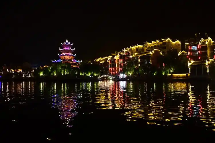 镇远古镇夜色璀璨引游人