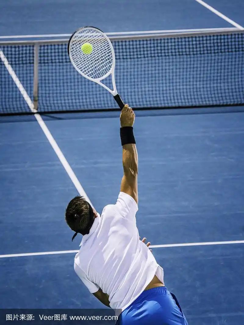 职业网球运动员发球