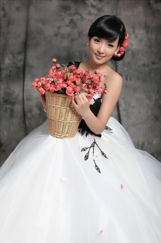 王香秀的扮演者叫王君平,她是辽宁大学本山艺术学院04级表演班的优秀