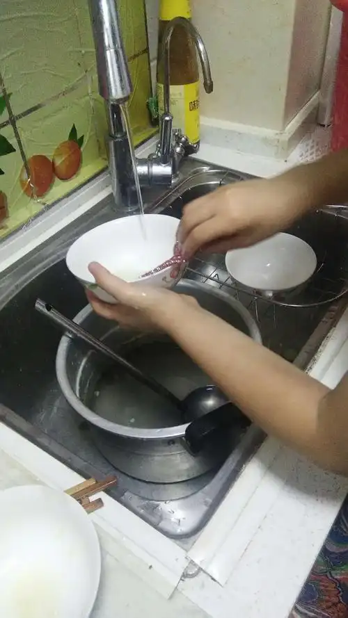 妈妈每天照顾我们,今天我帮妈妈洗洗碗,孝敬父母从小做起