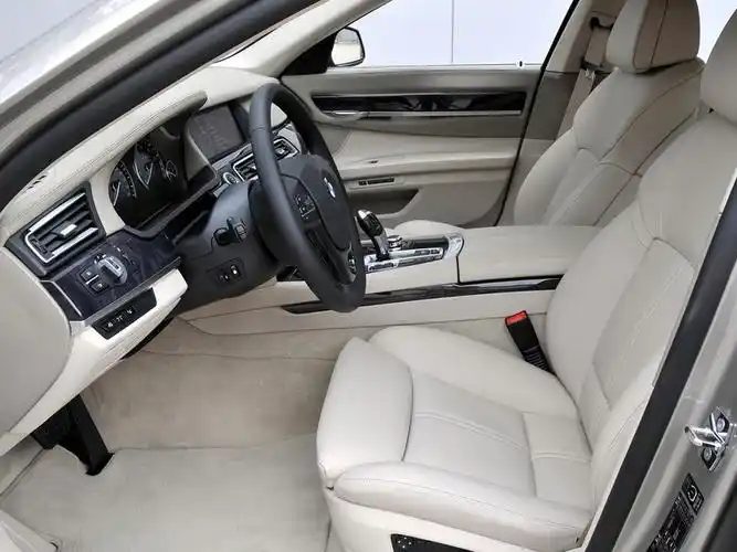 银色宝马7系 09款 750li领先型前排腿部空间|内饰图片 – 车主之家