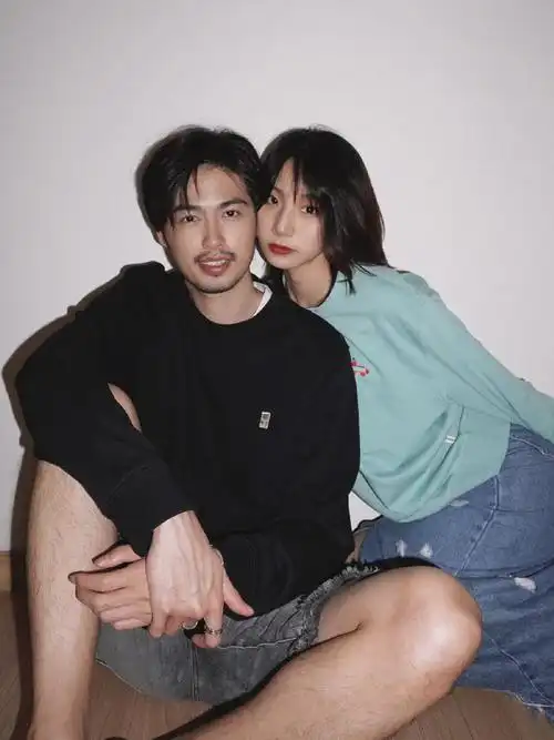 情侣甜蜜大头贴拍照姿势