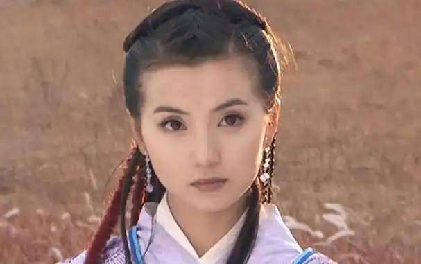 她从小就在那个"星宿老怪"丁春秋手底下混,结果就养成了个又调皮又