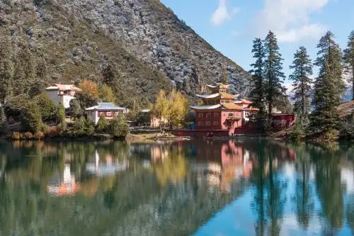 四川甘孜州新龙县措卡湖边的措卡寺