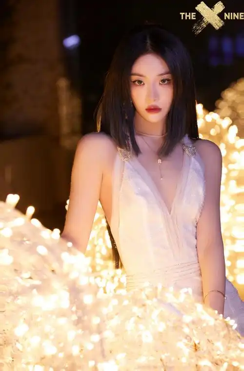 喻言身穿纯白长裙优雅亮相曼妙曲线勾勒极致性感