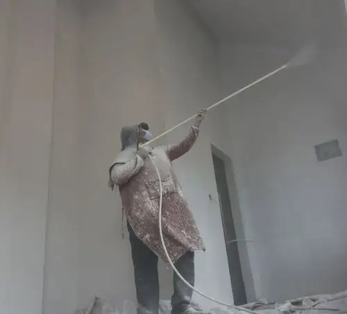 现代建筑工人涂料工之二摄影马思民