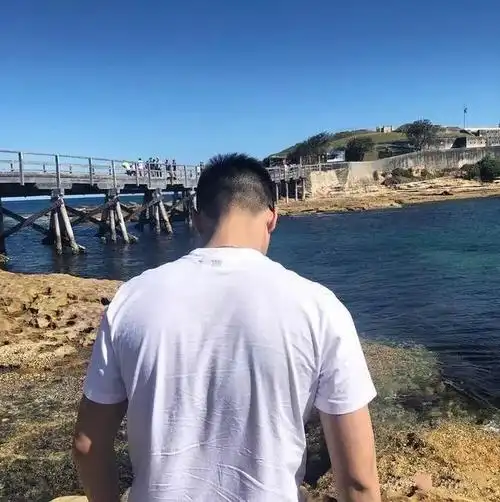 摄影指南10个男生拍照姿势外出拍照帅气大方