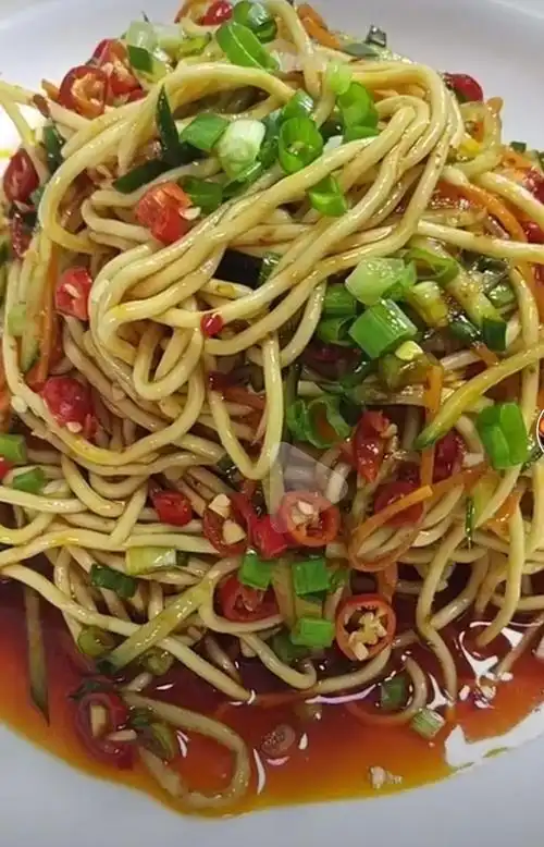 凉拌面的做法说明夏季救命食物凉拌面的食材和调料蒜