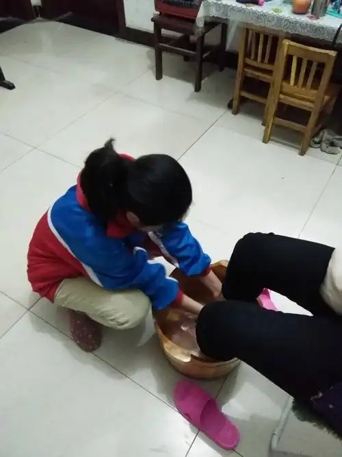 8.2 班主题德育活动～"感恩父母-我为父母洗洗脚,我为父母揉揉肩"