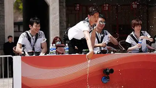 《真心英雄2015》先导片:陈学冬踢中张杰要害 葛天遭张馨予踹胸_综艺