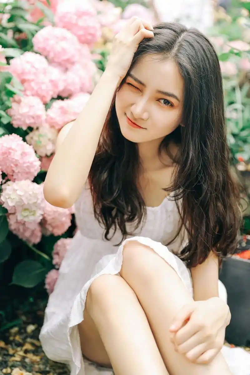 花丛中一个顾盼生辉的清秀女孩