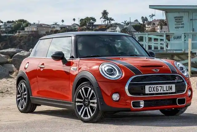 宝马mini外形小巧时尚,内饰科技感十足,深受女车主喜爱