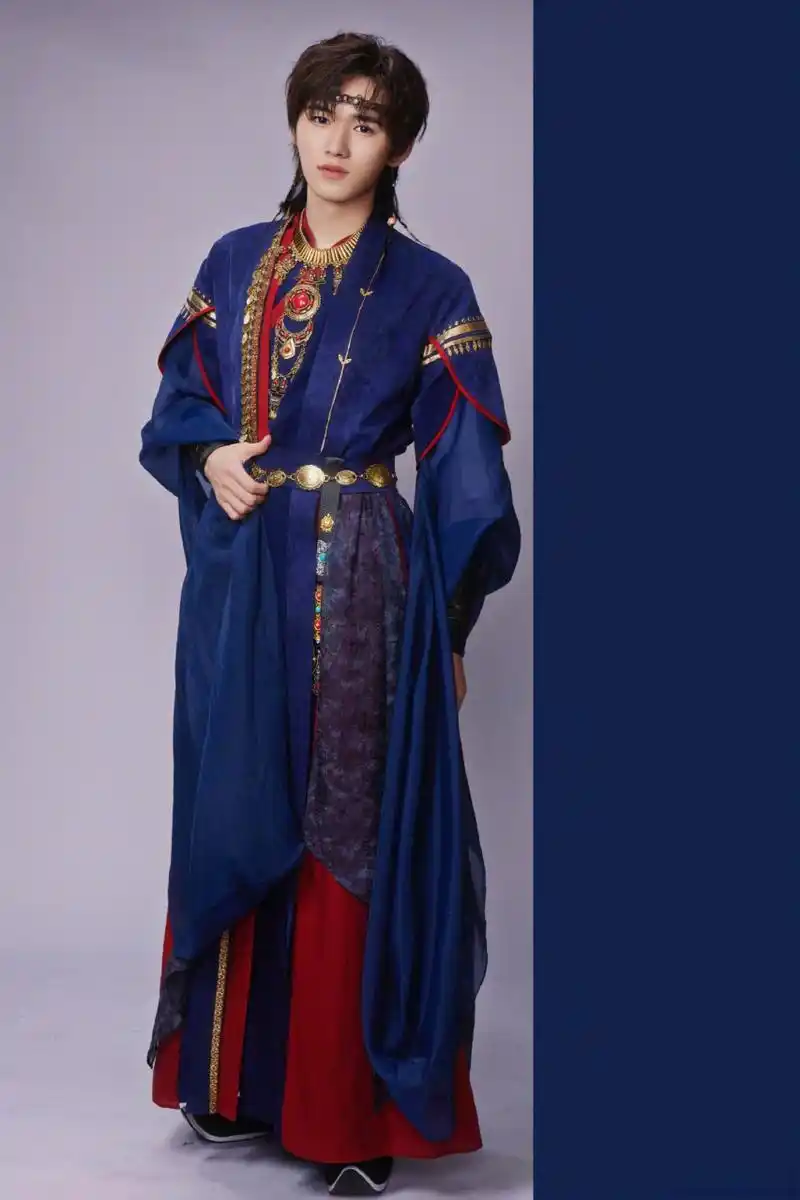 宋亚轩喉结# #宋亚轩喉结杀# 金光闪闪的小苗@时代少年团宋亚轩 喉结