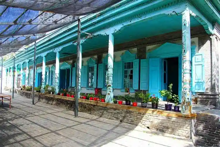 塔塔尔族的房屋多用土坯,砖块,木材,石块等材料建筑.有土房,木房之分.