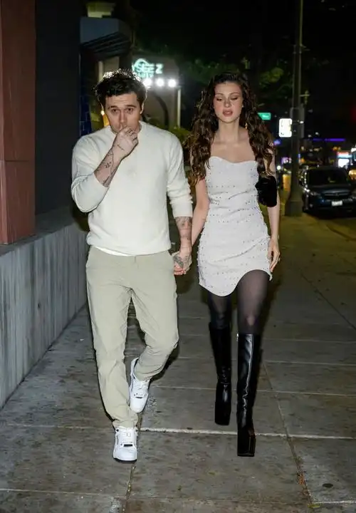 布鲁克林.贝克汉姆与爱妻妮可拉恩爱外出的街拍