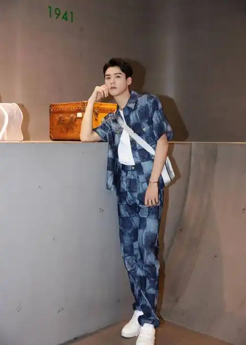 中餐厅更新龚俊身穿花蝴蝶衬衫太养眼妥妥的大学生