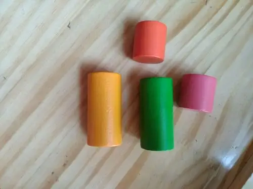 我发现这个圆柱体积木,也是能滚的,每个圆柱体有三个面.