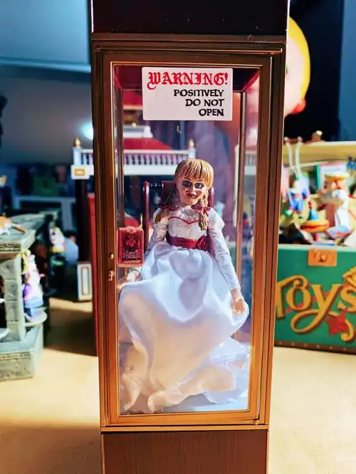 不恐怖的恐怖片安娜贝尔手办娃娃