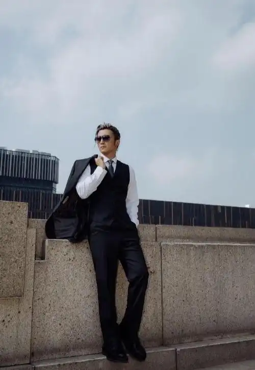 银发谢霆锋帅炸!西装深v秀胸肌,比女星还要顶连保安都忍不住