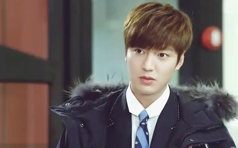 > 《继承者们》帅气姜敏赫剧照桌面壁纸(1440×900)