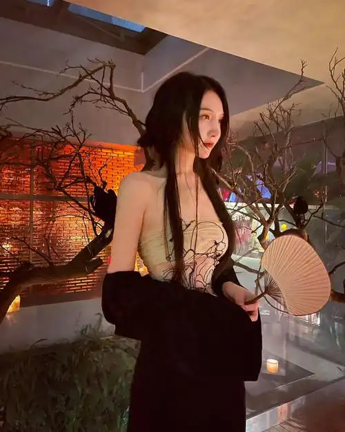 抹胸 做了中式的装扮对比朋友未来感的装扮 像是东方美学碰撞赛博朋克