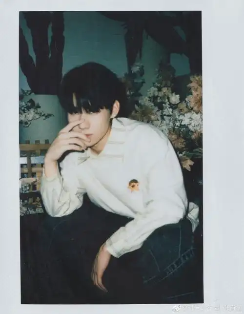 张真源晒库存拍立得