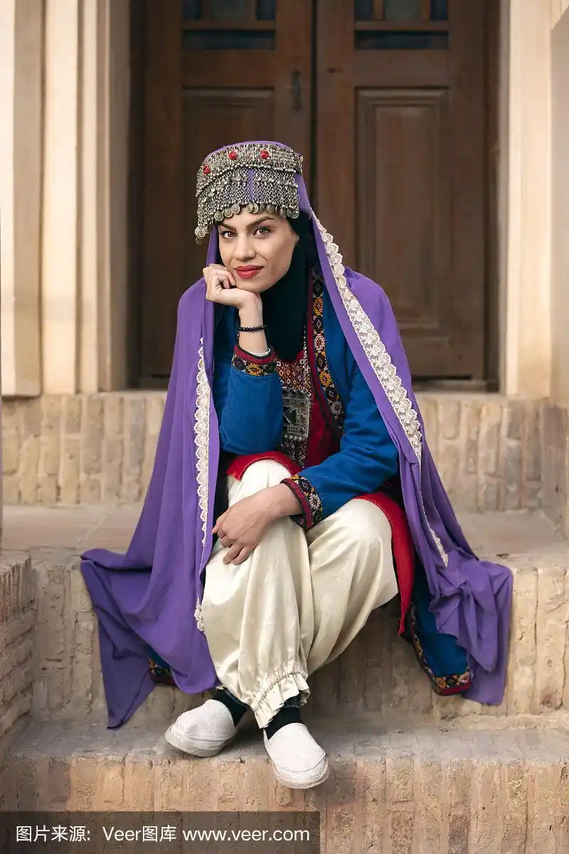 年轻美丽的伊朗女士穿着卡尚的传统服装