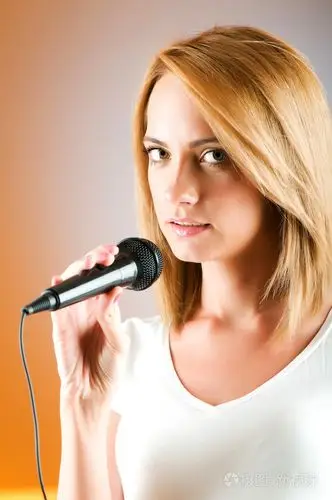 女生在渐变背景下用麦克风唱歌